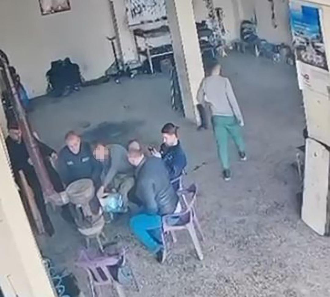 Sobaya d&ouml;k&uuml;len mazot bomba gibi patladı, &ccedil;ırak yaralandı 1