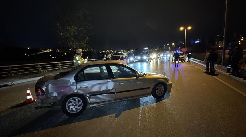 Otomobil ile hafif ticari ara&ccedil; &ccedil;arpıştı: 3 yaralı