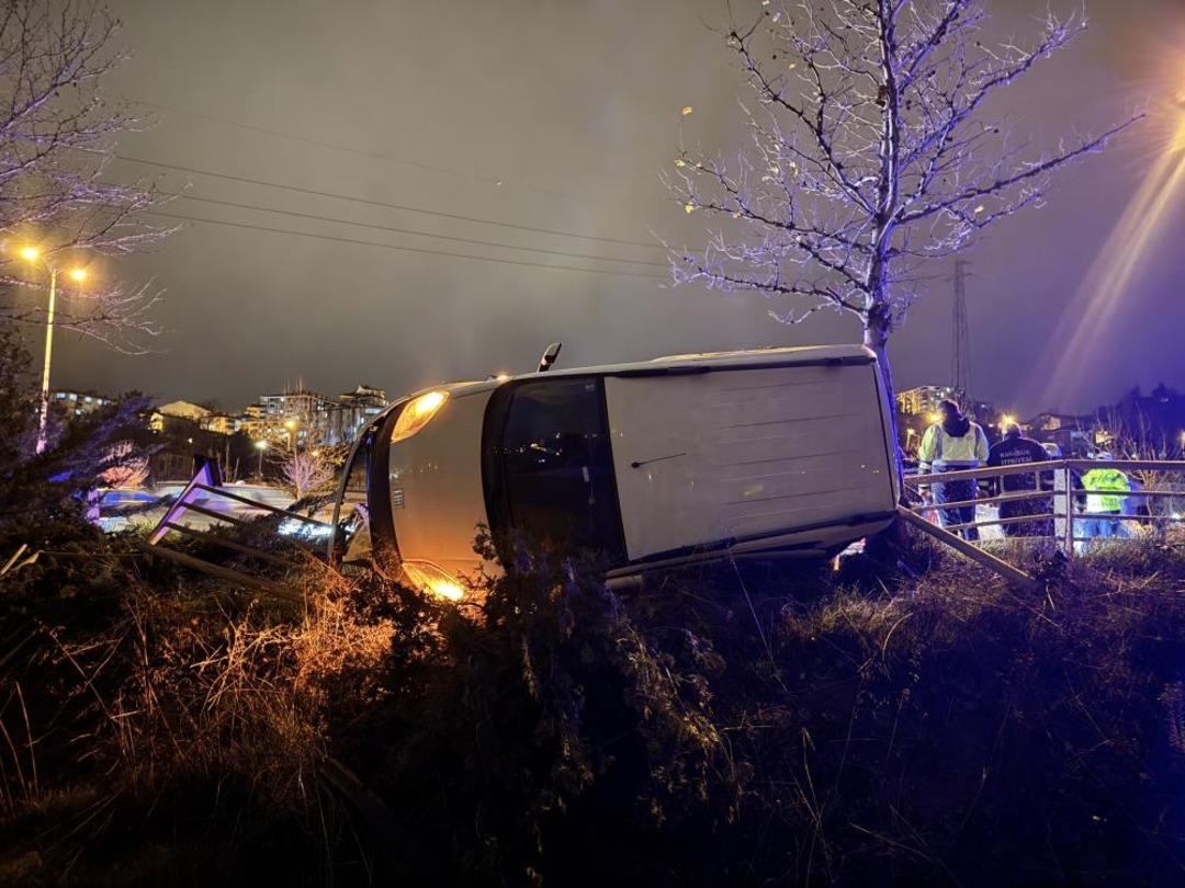 Otomobil ile hafif ticari ara&ccedil; &ccedil;arpıştı: 3 yaralı 1