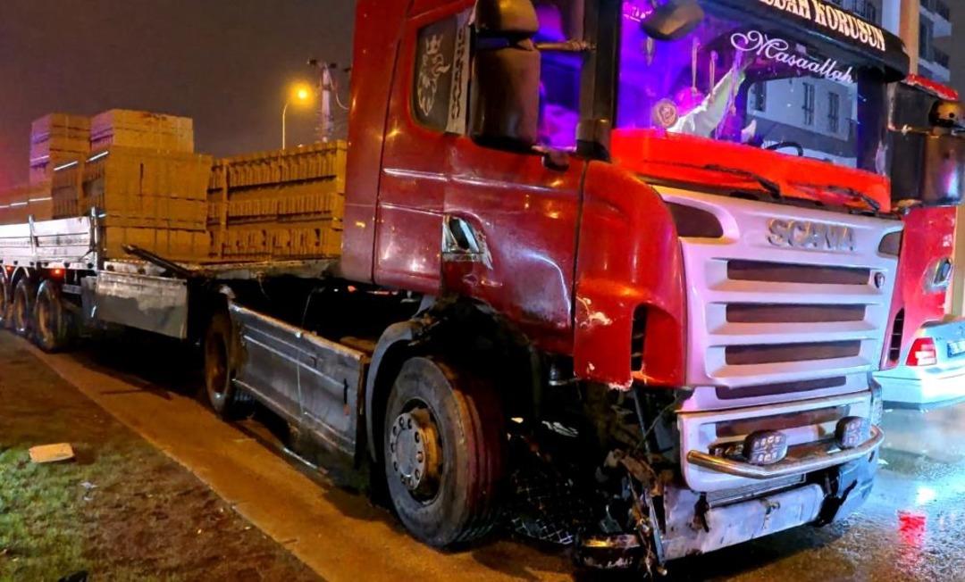 Aksaray da tır ile servis aracı çarpıştı: 2 yaralı 1