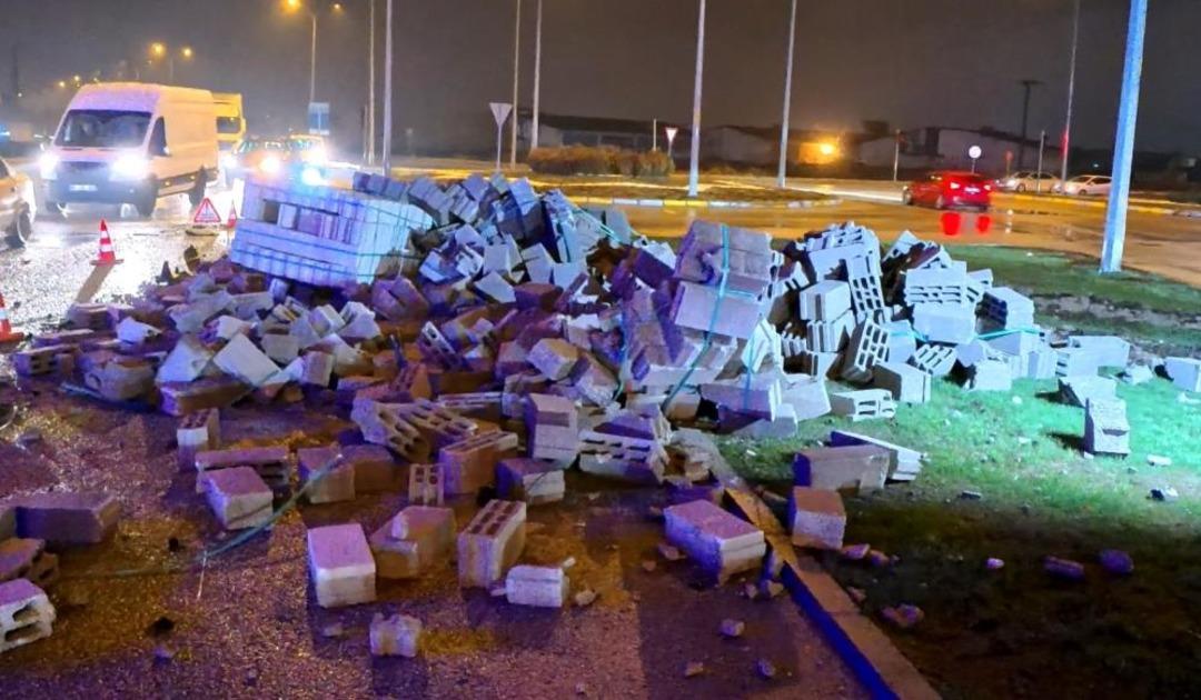 Aksaray da tır ile servis aracı çarpıştı: 2 yaralı 2