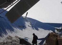 Cizre’de yağan yoğun kar 3 fabrikayı yıktı