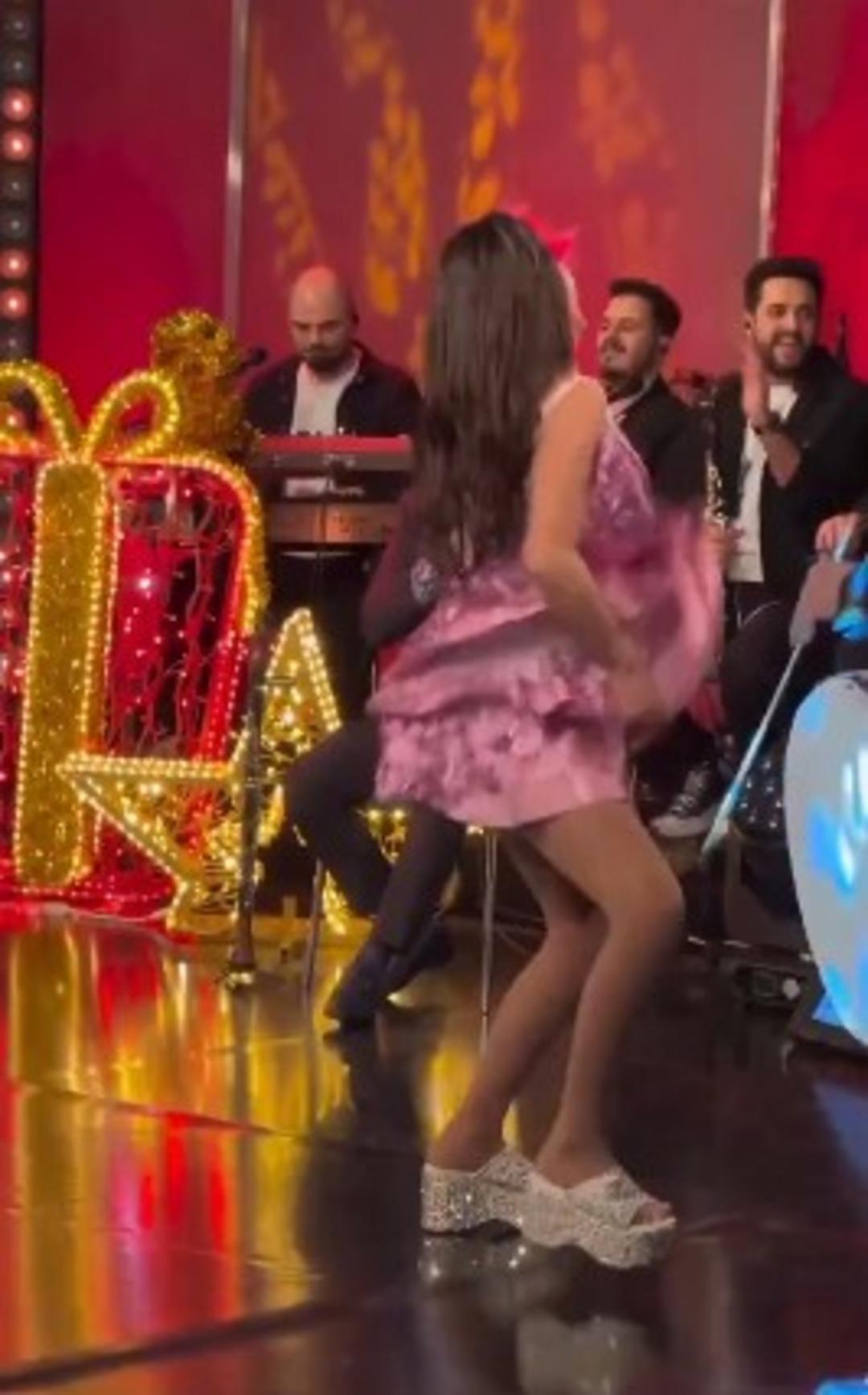 Yıldız Tilbe eteğini kaldırıp kendinden ge&ccedil;ti! İbo Show Yılbaşı &Ouml;zel &ccedil;ekiminden g&ouml;r&uuml;nt&uuml;ler sızdı 1