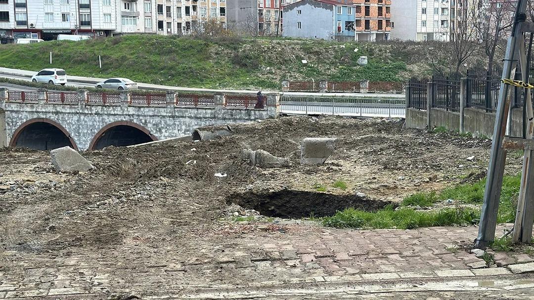 Otomobil obruğa d&uuml;şm&uuml;şt&uuml;! Uzman isimden tehlikeli uyarı 3