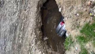 Otomobil obruğa d&uuml;şm&uuml;şt&uuml;! Uzman isimden tehlikeli uyarı