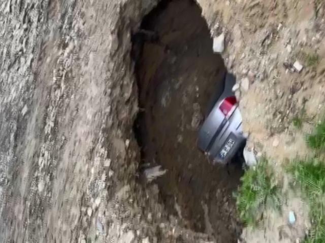 Otomobil obruğa d&uuml;şm&uuml;şt&uuml;! Uzman isimden tehlikeli uyarı