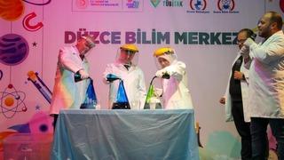 Eski bakan Özlü, Düzcelilere bilimi sevdirdi… 27.448 kişi ziyaret etti