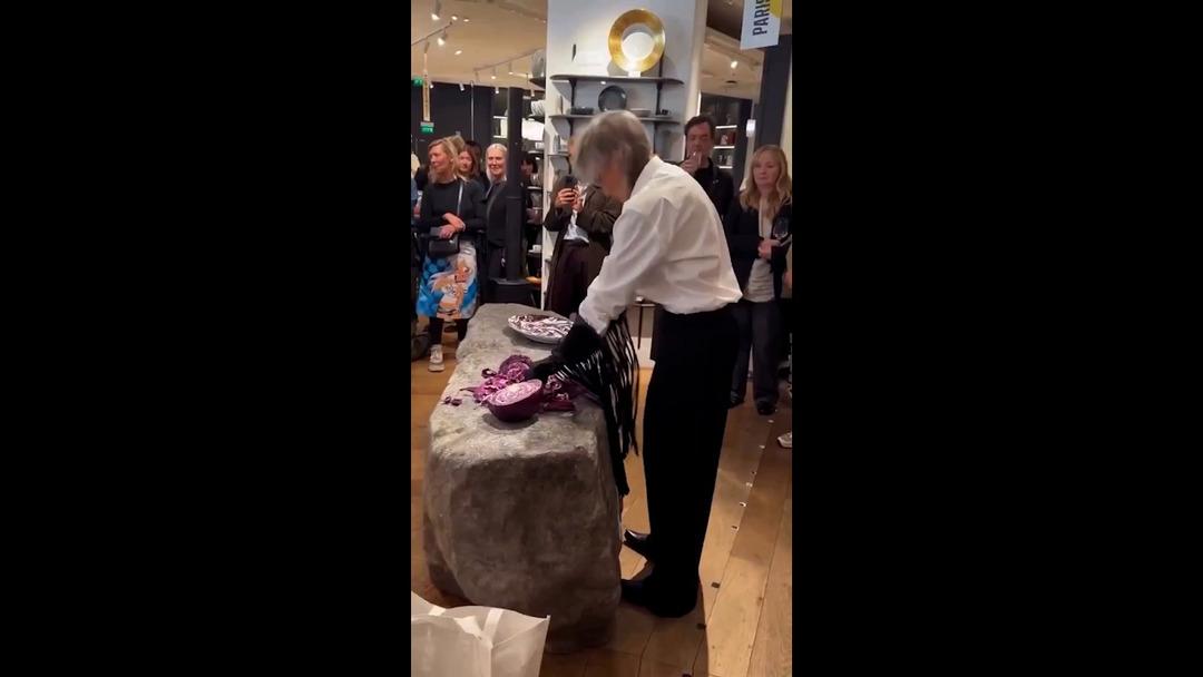 Kırmızı lahana keserek milyonlarca izlendi! "Bu da sanat mı?" 1