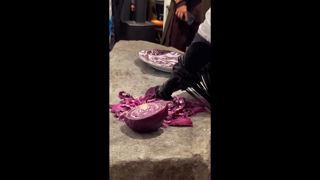 Kırmızı lahana keserek milyonlarca izlendi! "Bu da sanat mı?" 2