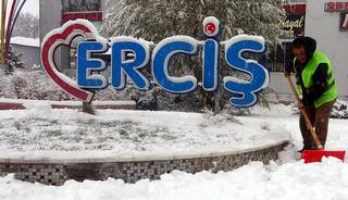 Erciş&rsquo;te kar kalınlığı 20 santime ulaştı