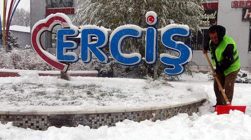 Erciş&rsquo;te kar kalınlığı 20 santime ulaştı