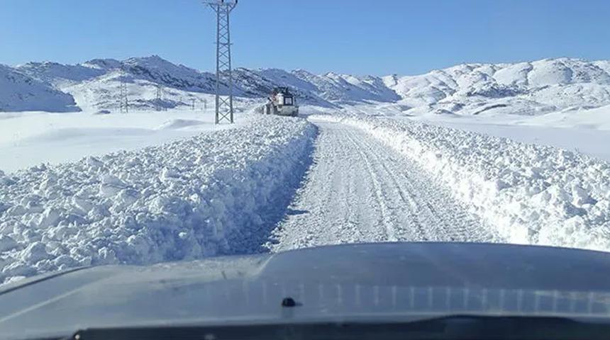 Şırnak beyaza b&uuml;r&uuml;nd&uuml;, kar kalınlığı 1 metreyi ge&ccedil;ti