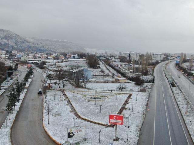 Eskişehir&rsquo;in İn&ouml;n&uuml; il&ccedil;esinde kışın ilk kar yağışı heyecanı 1