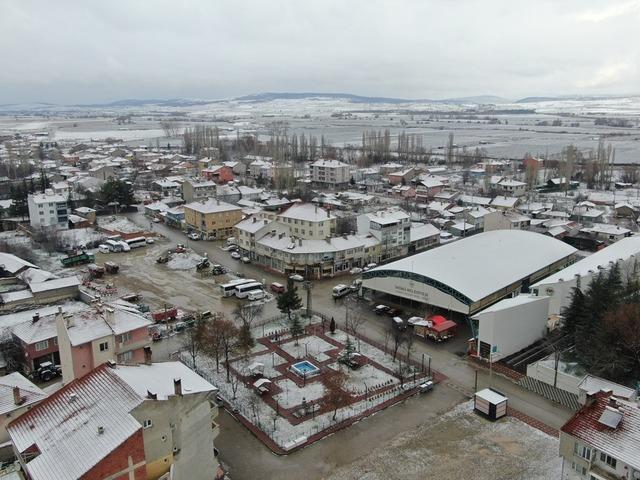 Eskişehir&rsquo;in İn&ouml;n&uuml; il&ccedil;esinde kışın ilk kar yağışı heyecanı 3