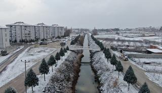 Eskişehir&rsquo;in İn&ouml;n&uuml; il&ccedil;esinde kışın ilk kar yağışı heyecanı