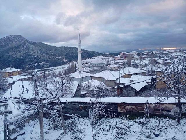 Osmaneli&rsquo;nin y&uuml;ksek kesimlerine mevsimin ilk karı yağdı 2