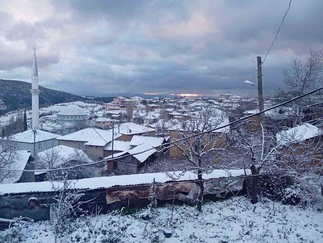 Osmaneli&rsquo;nin y&uuml;ksek kesimlerine mevsimin ilk karı yağdı 1