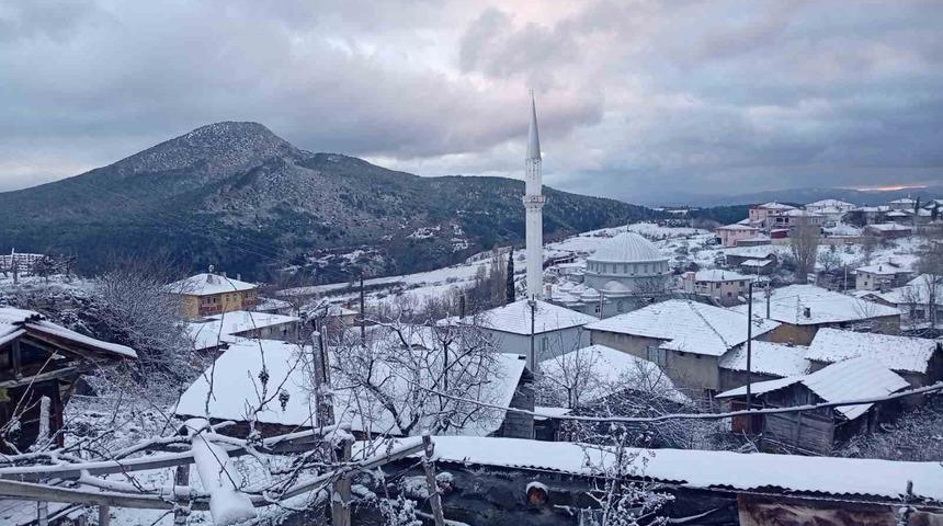 Osmaneli&rsquo;nin y&uuml;ksek kesimlerine mevsimin ilk karı yağdı