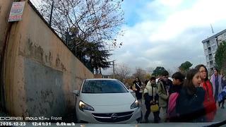 Okul &ouml;n&uuml;nde skandal g&ouml;r&uuml;nt&uuml;! &Ouml;ğrencilerin &uuml;zerine s&uuml;rd&uuml;