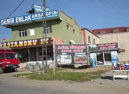 Burada herkes emlakçı!