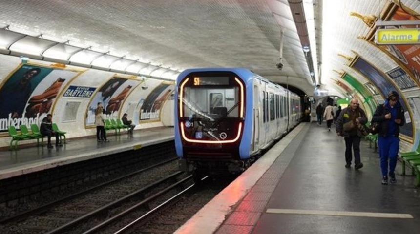 Paris metrosunda bı&ccedil;aklı saldırı: 3 yaralı