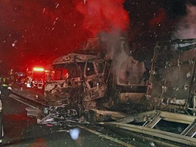 50 ara&ccedil; birbirine girdi! Ara&ccedil;lar cayır cayır yandı!