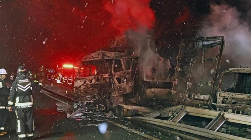 50 ara&ccedil; birbirine girdi! Ara&ccedil;lar cayır cayır yandı!