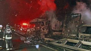 50 araç birbirine girdi! Araçlar cayır cayır yandı!