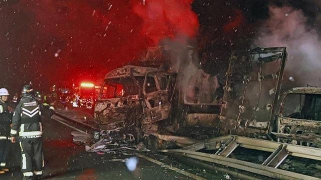 50 araç birbirine girdi! Araçlar cayır cayır yandı!