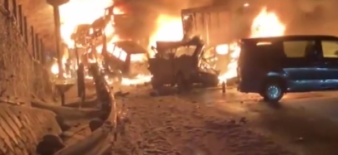 50 ara&ccedil; birbirine girdi! Ara&ccedil;lar cayır cayır yandı! 1