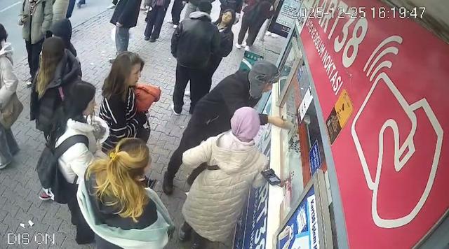 Bilet gişesi &ouml;n&uuml;nde d&uuml;ş&uuml;r&uuml;len 250 avro, sahibi bulunup teslim edildi 2