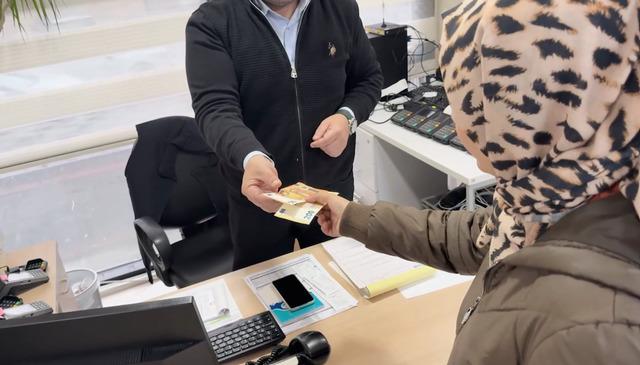 Bilet gişesi &ouml;n&uuml;nde d&uuml;ş&uuml;r&uuml;len 250 avro, sahibi bulunup teslim edildi 1