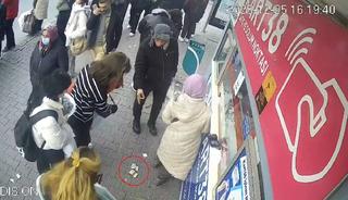 Bilet gişesi &ouml;n&uuml;nde d&uuml;ş&uuml;r&uuml;len 250 avro, sahibi bulunup teslim edildi