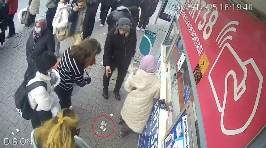 Bilet gişesi &ouml;n&uuml;nde d&uuml;ş&uuml;r&uuml;len 250 avro, sahibi bulunup teslim edildi