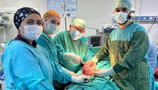 Karnı b&uuml;y&uuml;d&uuml;, &lsquo;hamileyim&rsquo; sandı: 60 yaşındaki kadından 6 kiloluk kitle &ccedil;ıkarıldı