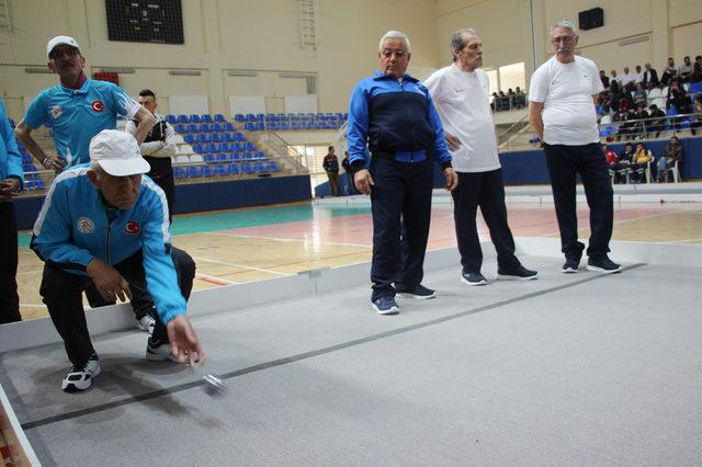 Huzurevi sakinleri Bocce Turnuvası'nda yarışıyor