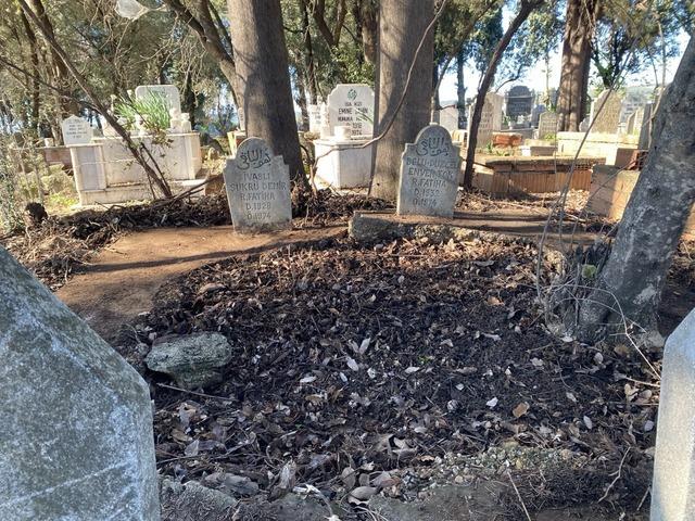 50 yıl &ouml;nce hayatını kaybeden iki tarım iş&ccedil;isinin mezarları sahiplerini bekliyor 1