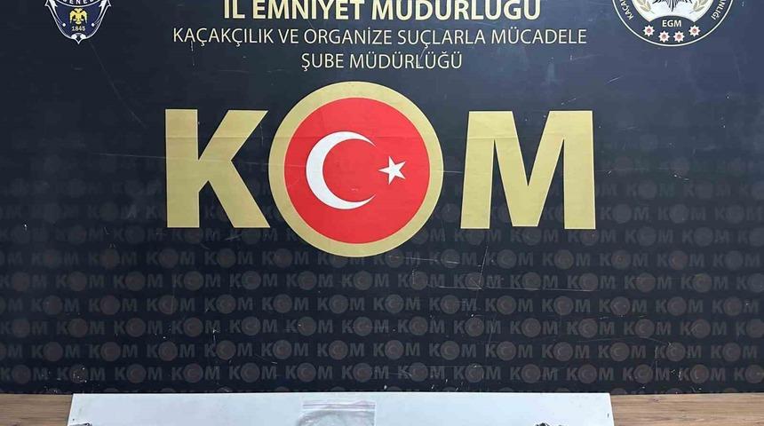 Polisten 4 ayrı operasyon: 8 ruhsatsız silah ele ge&ccedil;irildi