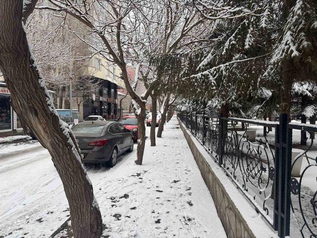 Patnos&rsquo;ta beklenen kar yağışı başladı 1