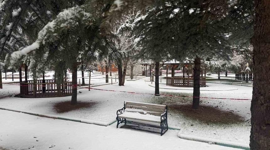 Patnos&rsquo;ta beklenen kar yağışı başladı