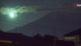 Japonya&rsquo;daki Fuji Dağı semalarında g&ouml;zlenen meteor g&ouml;ky&uuml;z&uuml;n&uuml; aydınlattı
