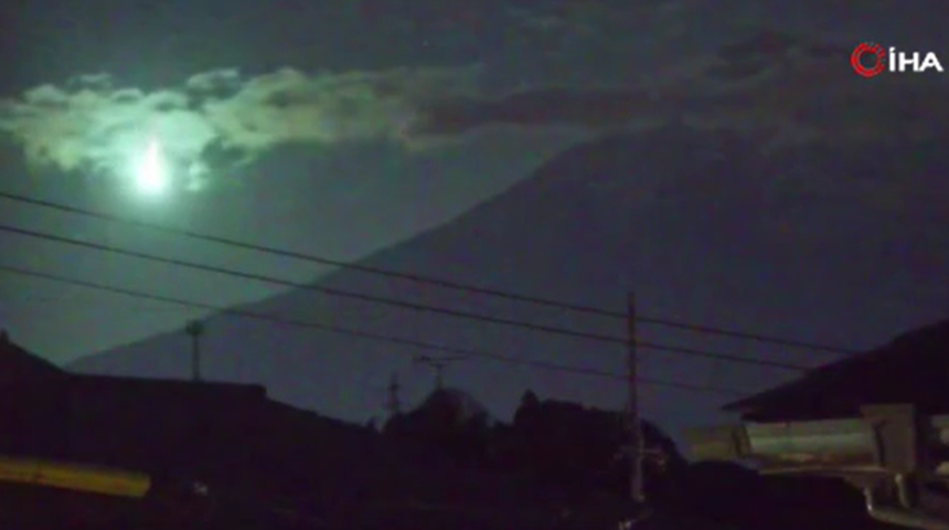 Japonya&rsquo;daki Fuji Dağı semalarında g&ouml;zlenen meteor g&ouml;ky&uuml;z&uuml;n&uuml; aydınlattı