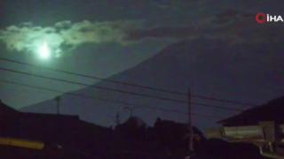 Japonya’daki Fuji Dağı semalarında gözlenen meteor gökyüzünü aydınlattı
