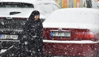 Oltu il&ccedil;e merkezine mevsimin ilk karı d&uuml;şt&uuml;