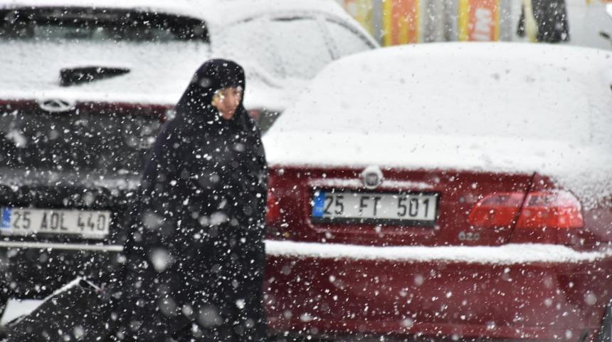 Oltu il&ccedil;e merkezine mevsimin ilk karı d&uuml;şt&uuml;