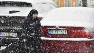 Oltu ilçe merkezine mevsimin ilk karı düştü