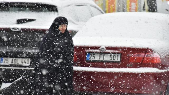 Oltu ilçe merkezine mevsimin ilk karı düştü