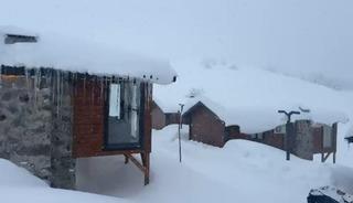 Rize&rsquo;de y&uuml;ksek tepeler beyaza b&uuml;r&uuml;nd&uuml;