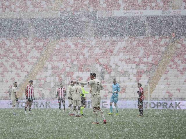 Yoğun kar yağışı ma&ccedil;ı durdurdu! Kritik ma&ccedil; 2-0 bitti