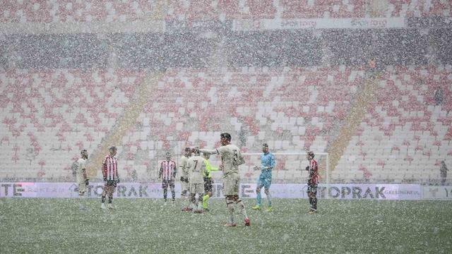 Sivasspor-Bandırmaspor maçına kar damga vurdu! Sivasspor'dan kritik 3 puan